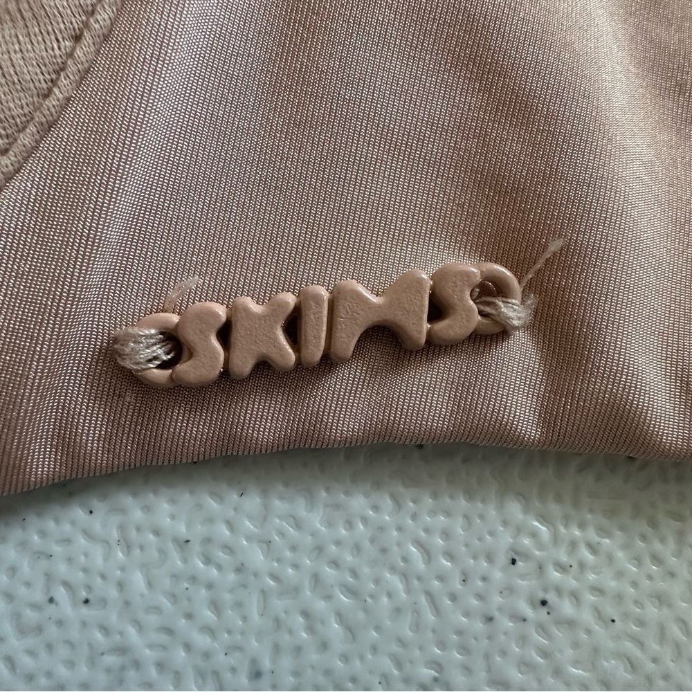 SKIMS Tan Seamless Everyday Bra - Picture 6 of 7